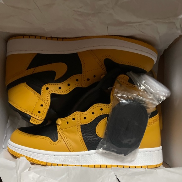Women’s size 7 jordan 1 pollen - Picture 1 of 1